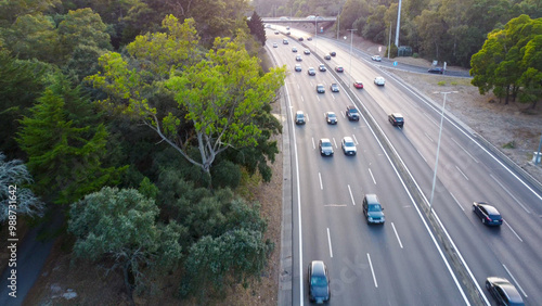 Tableau sur toile Autoestrada em Monsanto, Lisboa, ao pôr do sol com tráfego em movimento