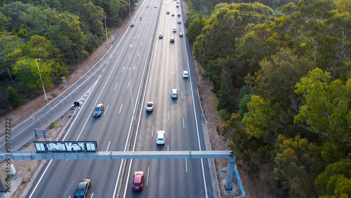 Tableau sur toile Autoestrada em Monsanto, Lisboa, ao pôr do sol com tráfego em movimento