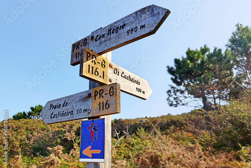 Photos wooden signal with yellow arrow on Camino do Salnes de Santiago in O Grove villa