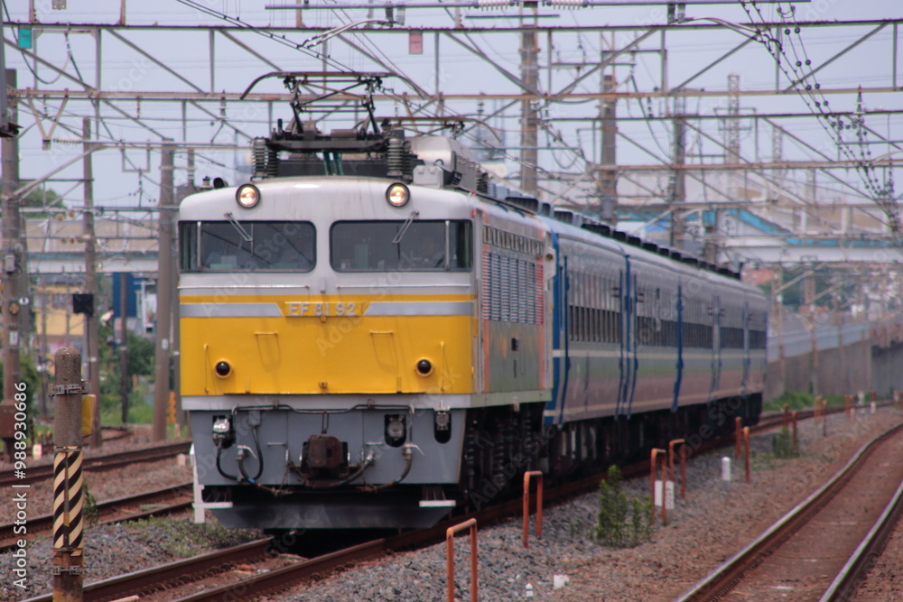 Fototapeta premium 団体列車としてJR常磐線を走行するEF81-92号機牽引の12系客車編成列車_2009/6/29撮影