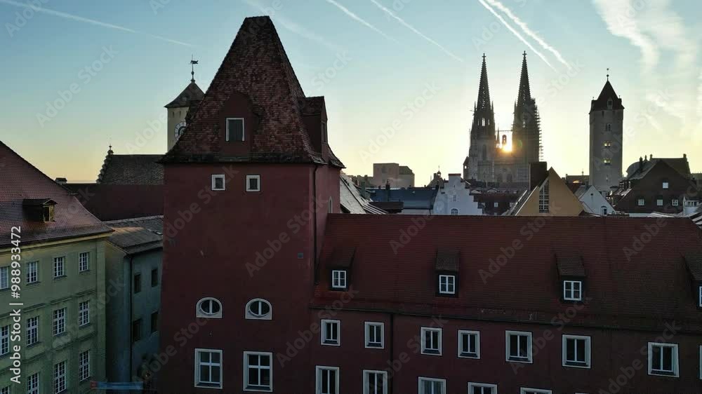 Regensburg, Deutschland: Flug nach oben mit Blick auf den Dom an einem Spätsommermorgen