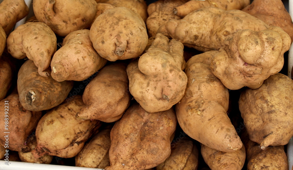 Viele Süßkartoffeln gestapelt zum Verkauf Viele Süßkartoffeln gestapelt zum Verkauf