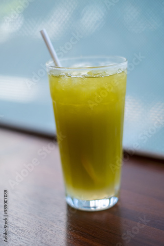 Obraz na płótnie Iced matcha green tea glass w salonie