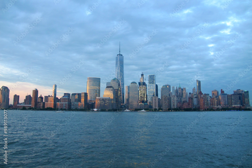 Obraz premium Evening view of the Manhattan skyline from the Hudson River