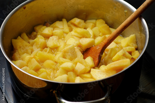 Obraz na płótnie Apples in cooking pot preparing preparing w salonie