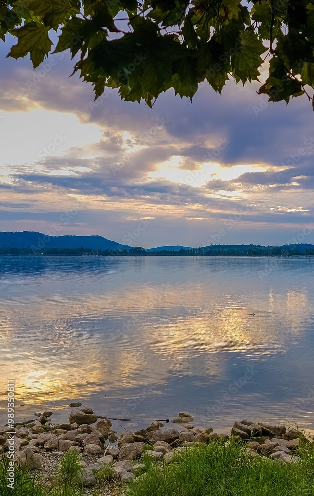 Fototapeta premium Ferien am schönen Bodensee mit blauen Himmel und schöner Wolkenstimmung Sonnenuntergang 