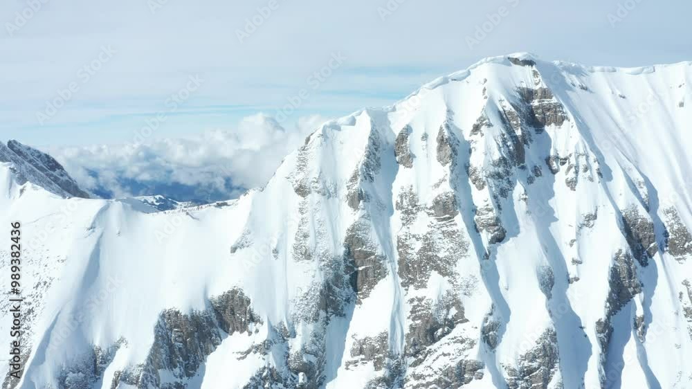 prise de vue aérienne panoramique d'une montagne aux sommets enneigés se terminant par une vue sur le Mont Blanc