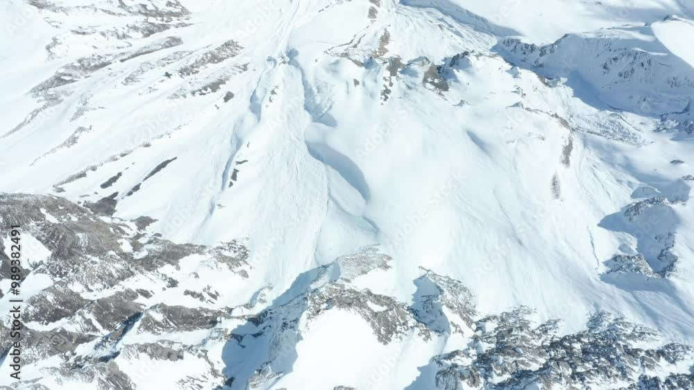 prise de vue aérienne avec une inclinaison de bas en haut se terminant sur le Mont Blanc
