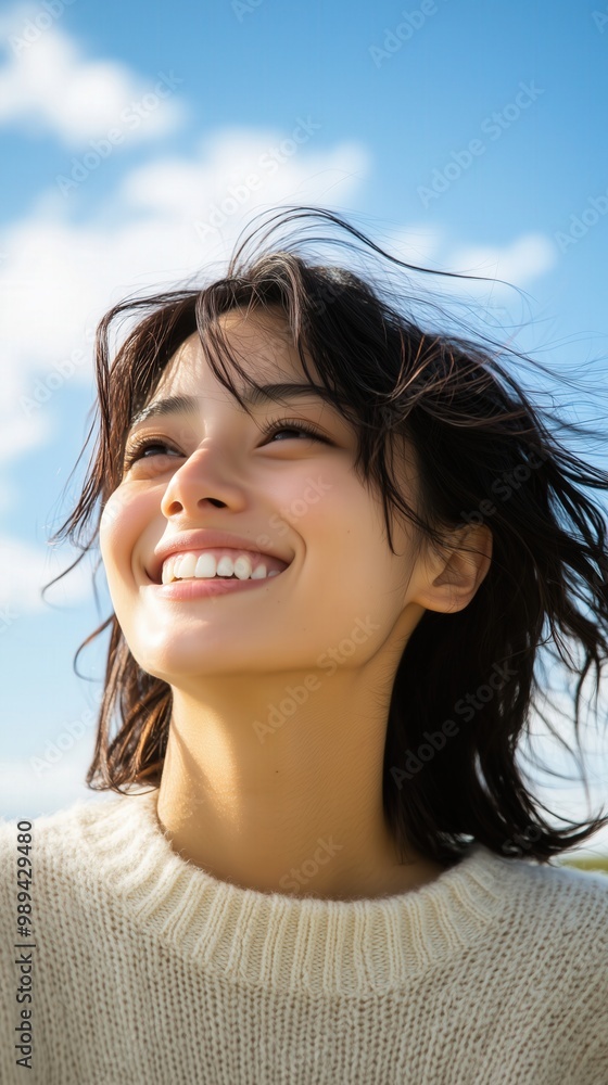 明るく新鮮なスタートのために春の太陽を抱きしめる、喜びに満ちた日本人女性 明るく新鮮なスタートのために春の太陽を抱きしめる、喜びに満ちた日本人女性