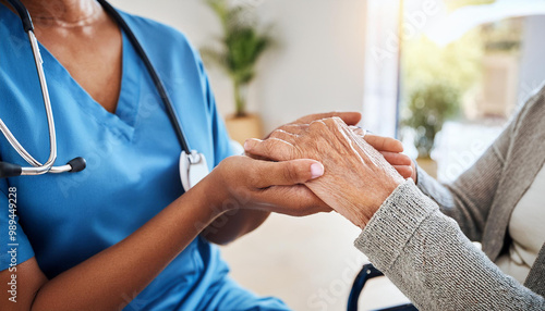 dottore infermiere che tiene la mano di un anziano paziente 