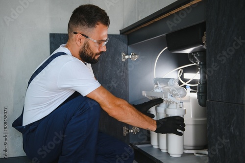 Tableau sur toile Plumber installs or change water filter
