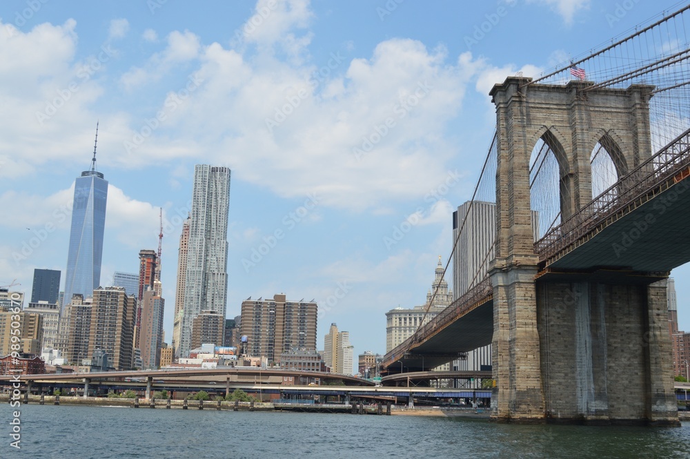 Foto de el puente y rascacielos de Manhattan, Nueva York en verano, con el cielo despejado Foto de el puente y rascacielos de Manhattan, Nueva York en verano, con el cielo despejado