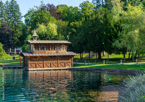 Urlaub in Slowenien, Bled: Rundweg am Ufer um den Bleder See - Altes historisches Bootshaus aus Holz photo