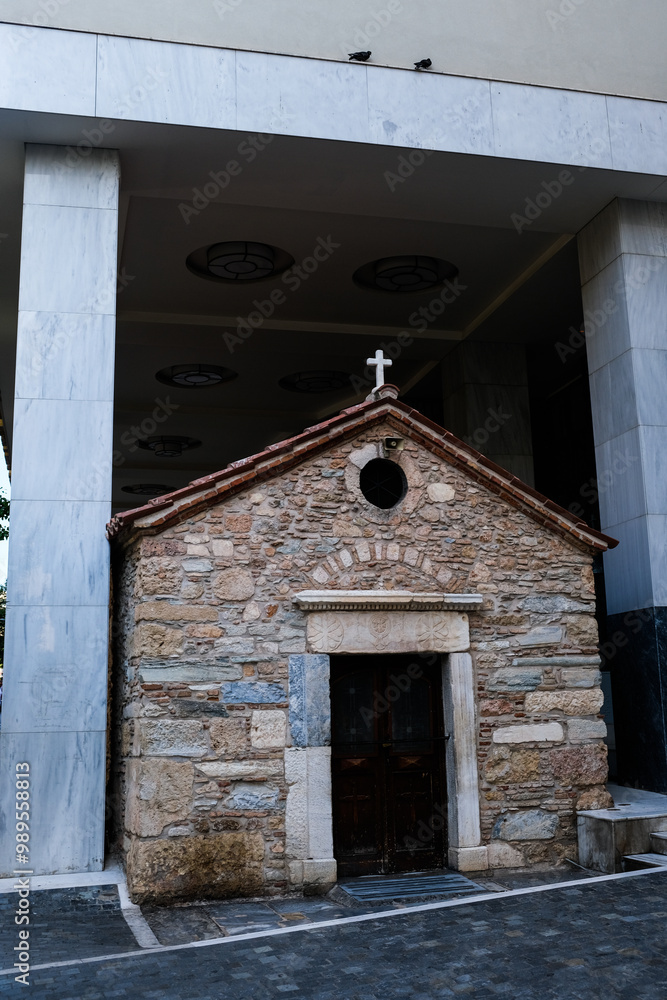 igreja antiga embaixo de construção nova