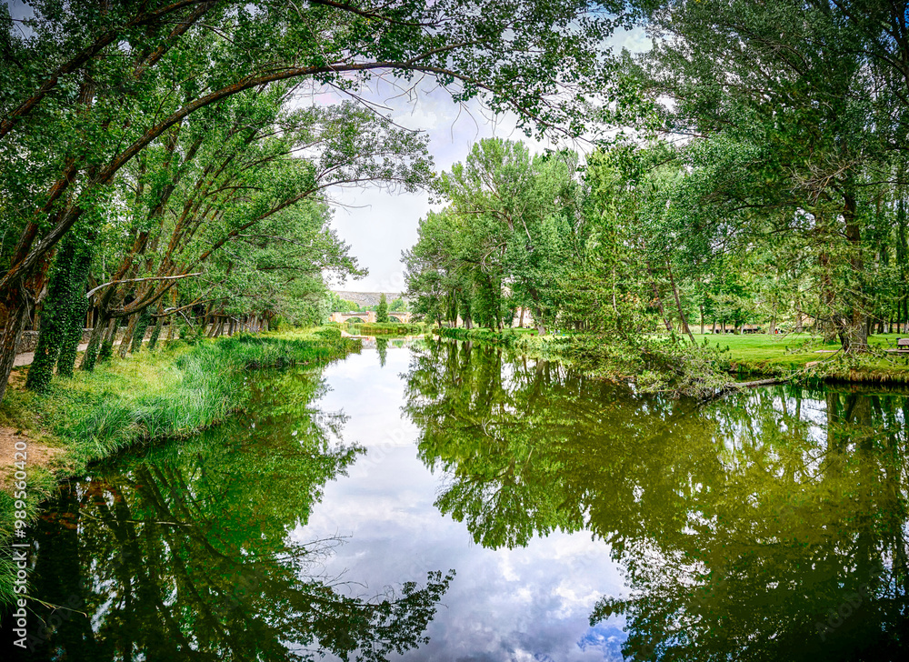 Fototapeta premium Duero River as it passes through the city of Soria