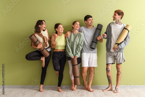 Group of sporty young peopl...