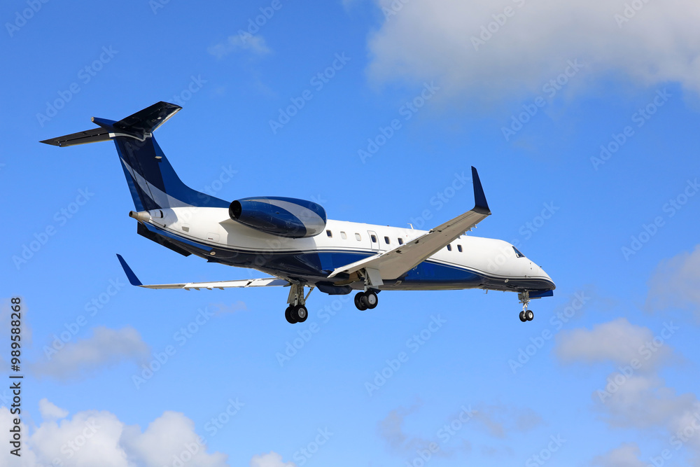 Fototapeta premium Flugzeug vor der Landung (Fluggesellschaft)