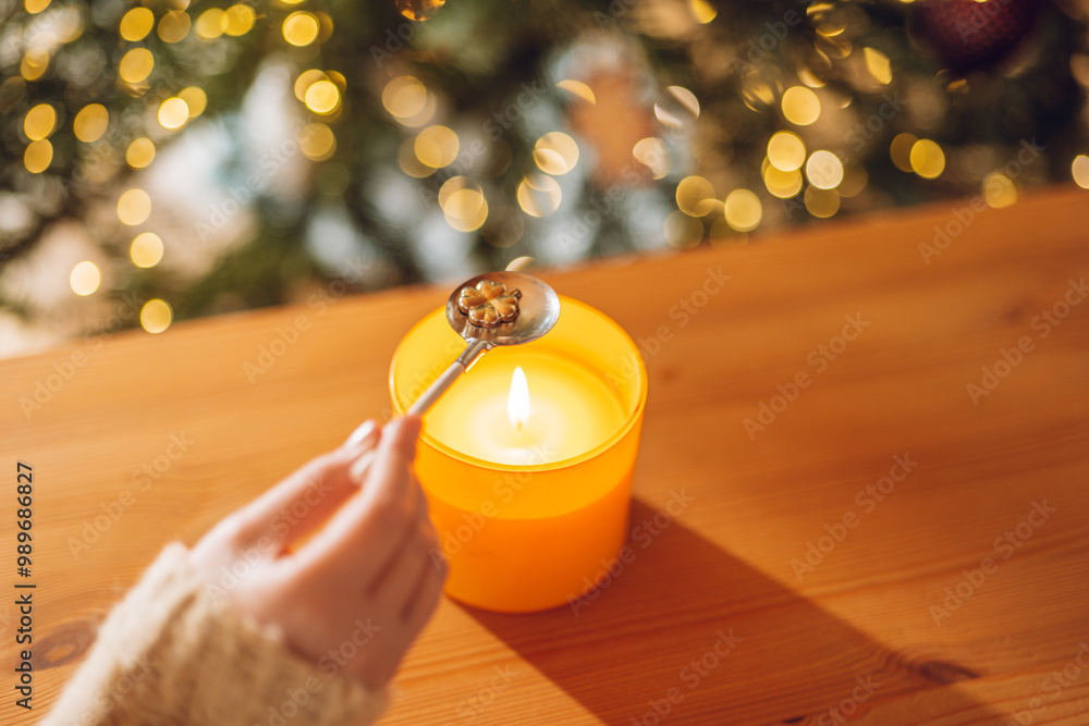 Foto Fortune telling with melting tin