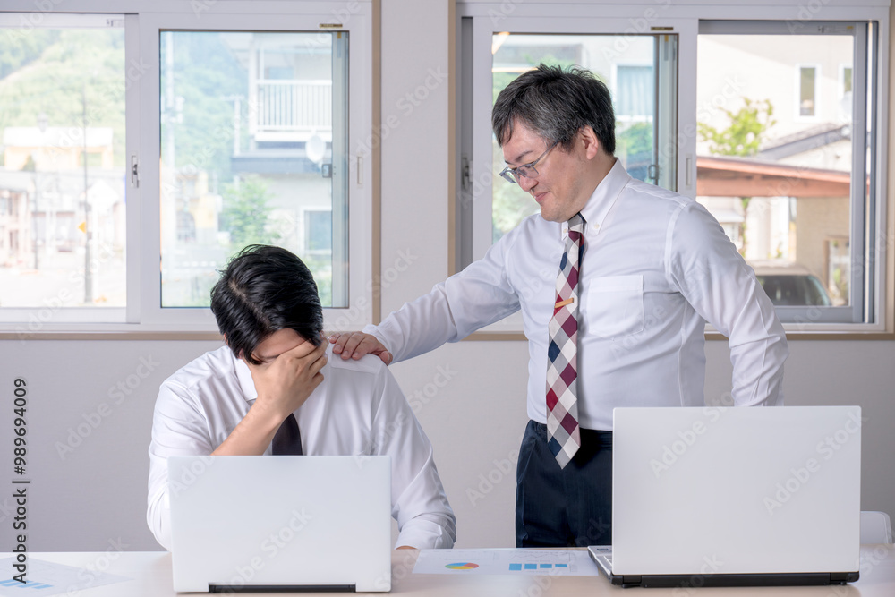 落ち込むビジネスマンと励ますビジネスマン 落ち込むビジネスマンと励ますビジネスマン