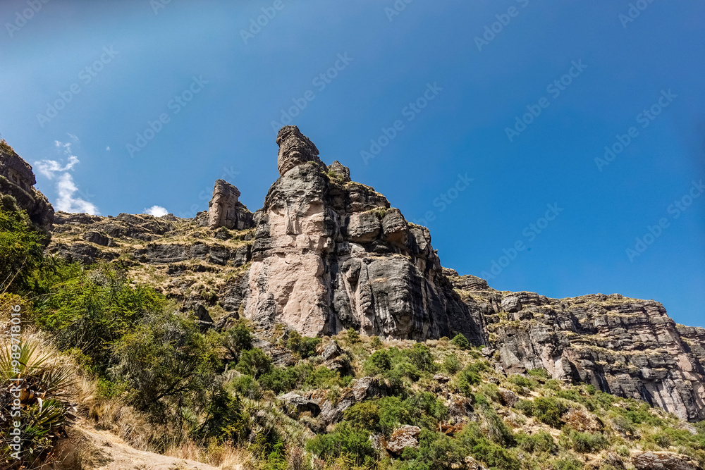 Vista de las rocas cerca del complejo arqueológico de Wakarapukara en el cañón de Apurímac en Cusco, Perú Vista de las rocas cerca del complejo arqueológico de Wakarapukara en el cañón de Apurímac en Cusco, Perú