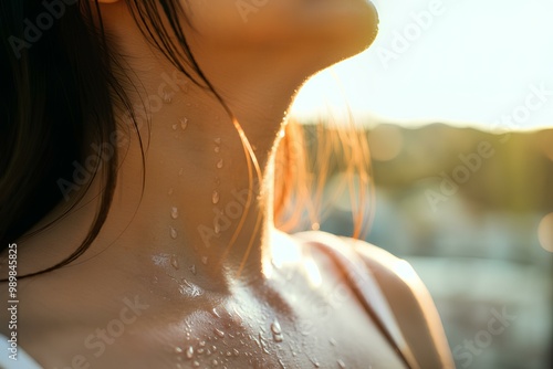 汗ばんだ日本人女性の首元クローズアップ写真｜Close-up of a sweaty Japanese woman's neck.