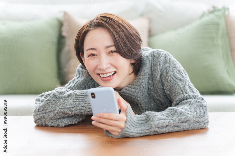 スマホを使う冬服の女性 スマホを使う冬服の女性