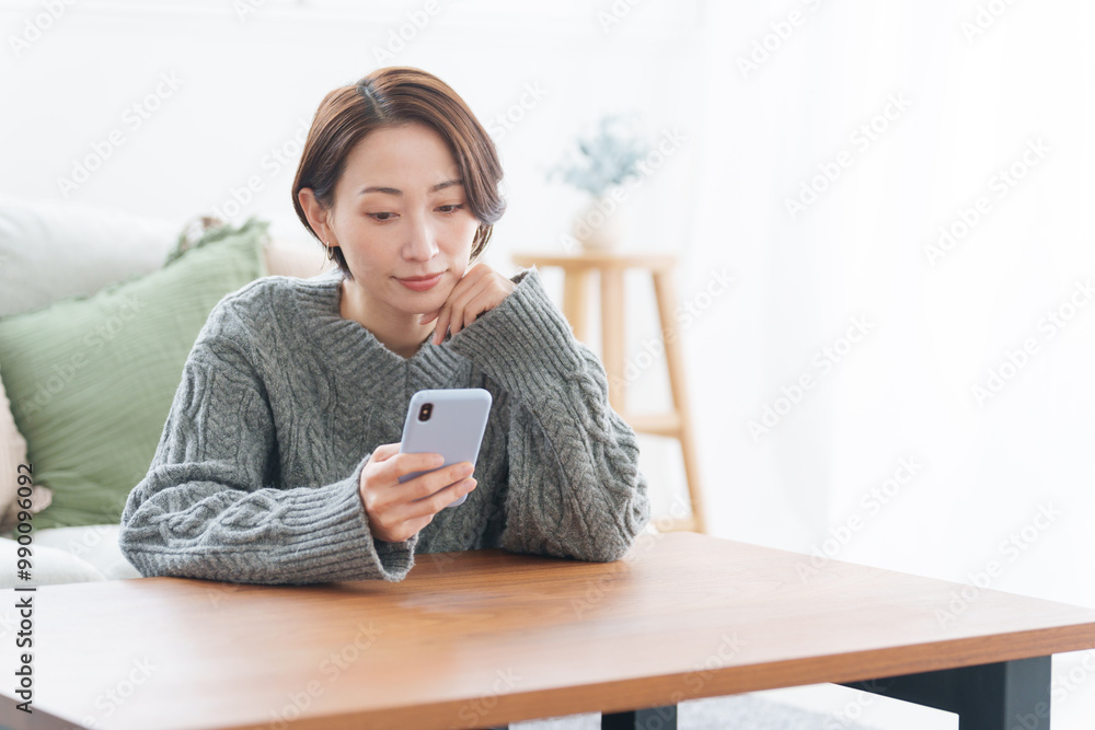 Obraz na plátně スマホを使う冬服の女性