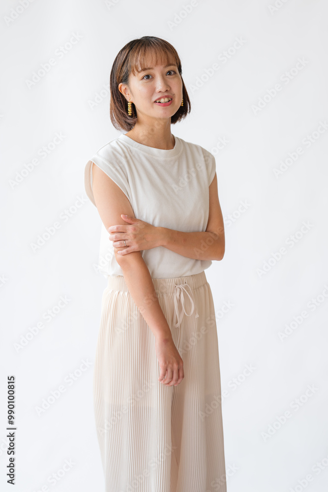 白背景と綺麗な若い女性