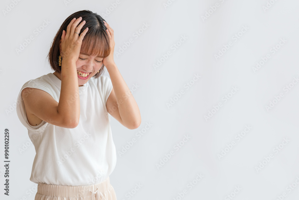 白背景と頭を抱える若い女性 白背景と頭を抱える若い女性