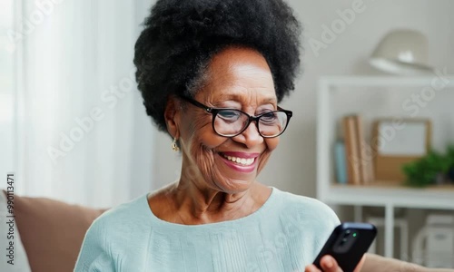 Wallpaper Mural Modern Black Senior Woman Indoor Smartphone Torontodigital.ca