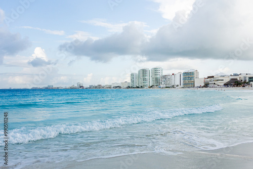 El mar y los hoteles a lo lejos.