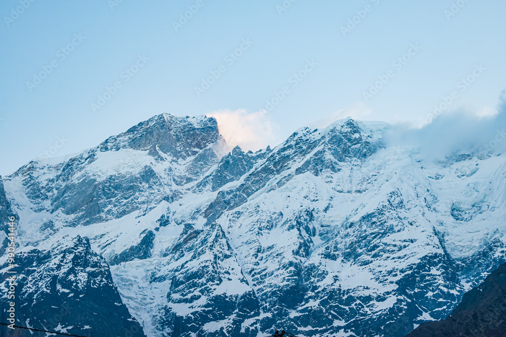 Obraz premium snow covered mountains in the Himalayas during the may month