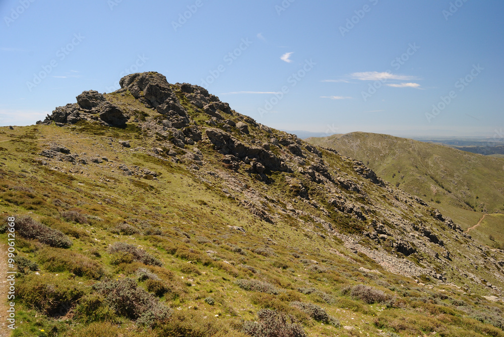 Vedute panoramiche sul sentiero per Punta La Marmora, sui Monti del Gennargentu, sullo sfondo Punta Paulinu Vedute panoramiche sul sentiero per Punta La Marmora, sui Monti del Gennargentu, sullo sfondo Punta Paulinu