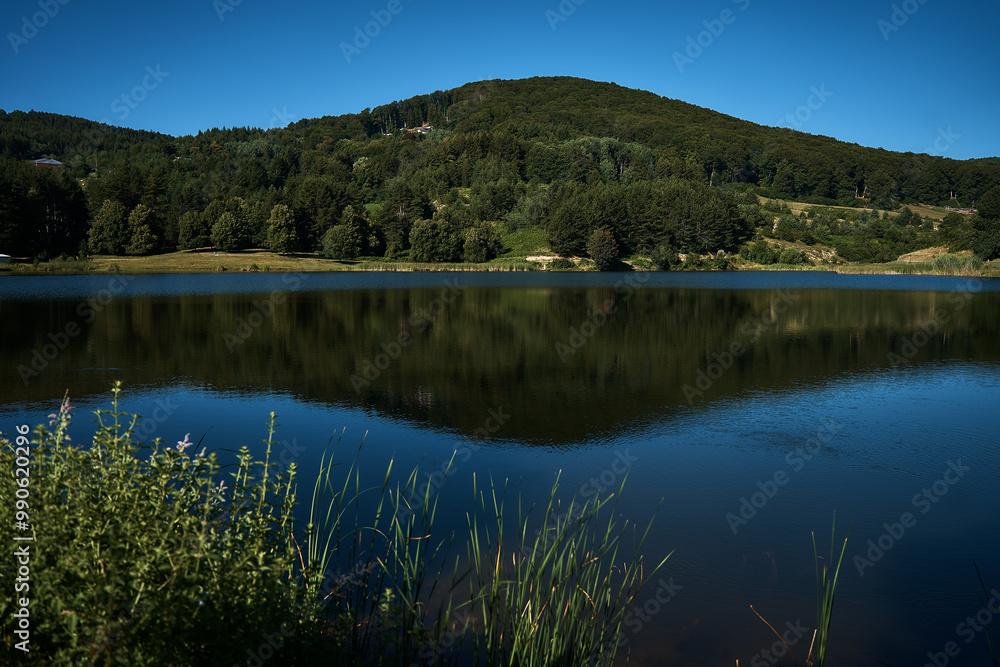 Obraz premium lake and hills near Krushevo