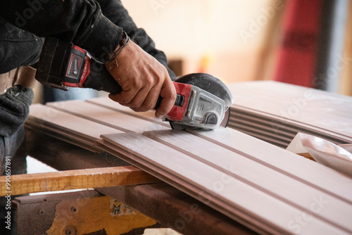 Gros plan détails disqueuse bardage coupe de planche