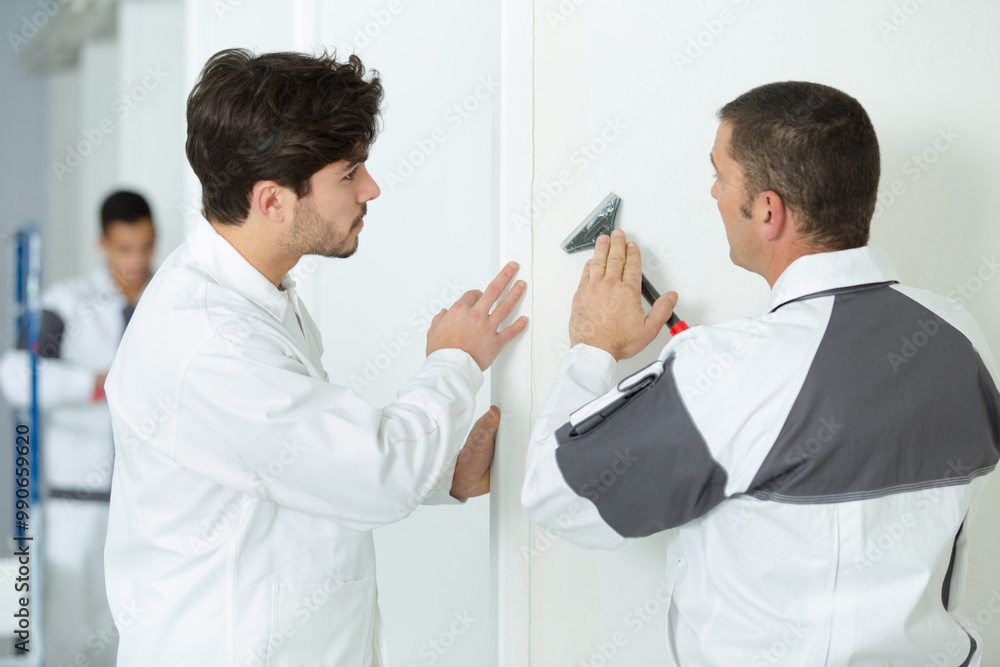 Obraz premium portrait of wall apprentice at work