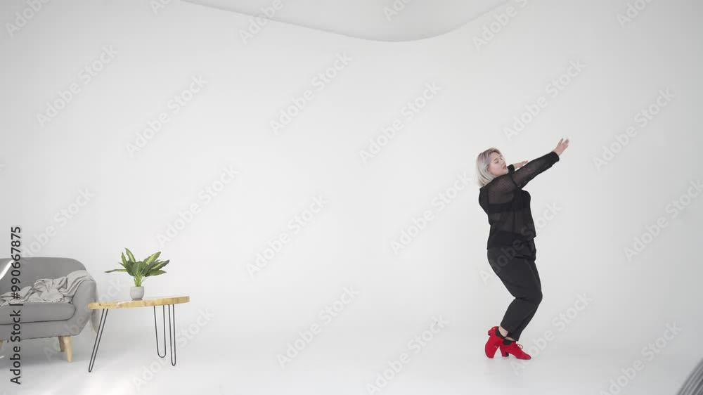 A Stylish Dance Performance Set in an Impressive Minimalist Space With Contemporary Elements A Stylish Dance Performance Set in an Impressive Minimalist Space With Contemporary Elements