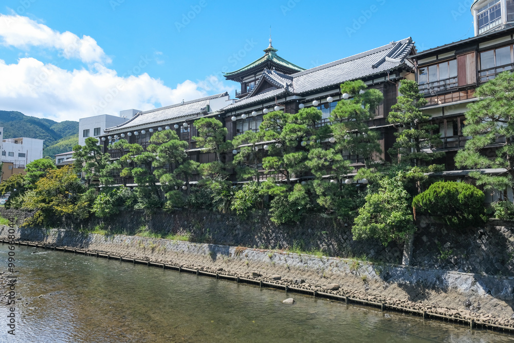 Fototapeta premium 昭和初期に建てられた木造建築物