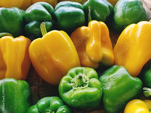 Pimientos gruesos verdes y amarillos
