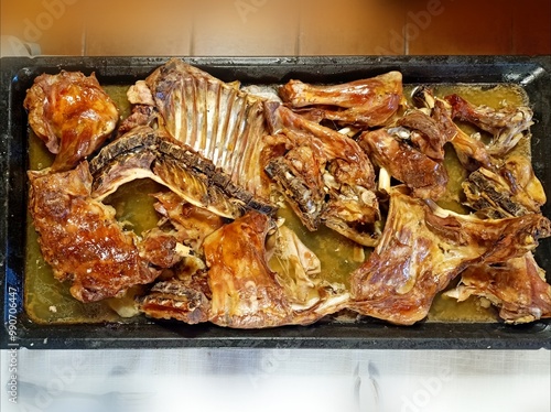 Fuente de cordero asado al horno