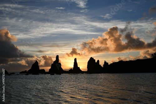 橋杭岩の夜明けと雲の切れ間の美しい海岸