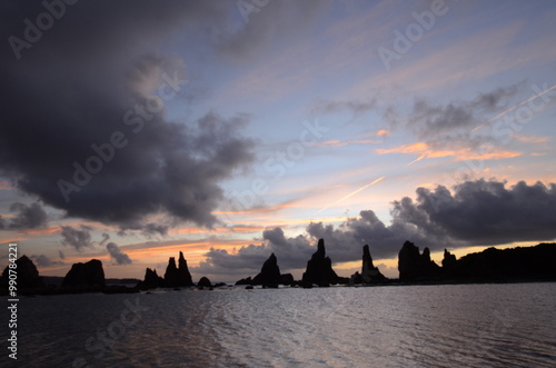 橋杭岩の夜明けと雲の切れ間の美しい海岸