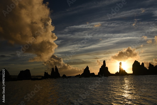 橋杭岩の夜明けと雲の切れ間の美しい海岸