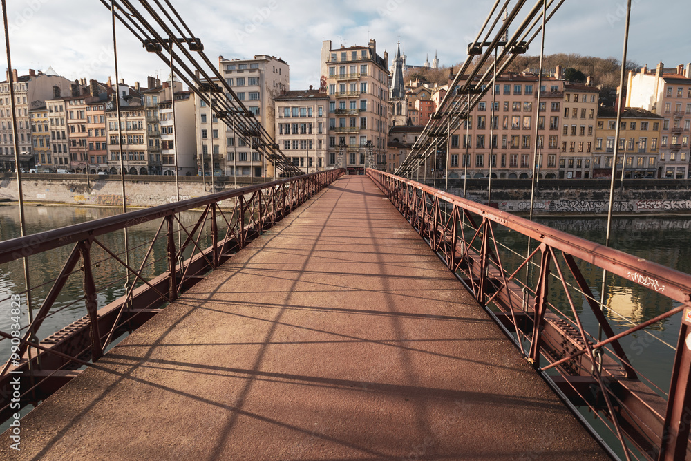 Obraz premium la passerelle Saint-Vincent située en plein cœur de Lyon, dans le 1er arrondissement, sur un coude de la Saône, reliant Vieux Lyon Saint Paul à Croix Rousse