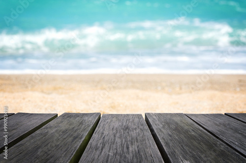 Obraz na płótnie Empty wooden table with blurred beach background w salonie