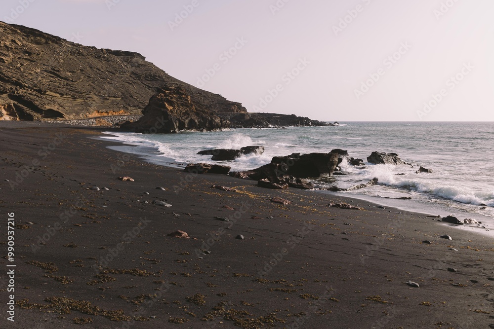 isla de lanzarote en una playa de arena negra el golfo isla de lanzarote en una playa de arena negra el golfo