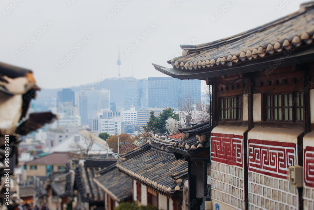 Obraz premium Bukchon Hanok Village, Jongno District, Seoul, South Korea, streets with traditional korean houses, travel to South Korea concept in a spring sunny day