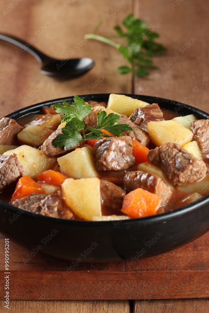 Prato de carne com legumes e decoração com salsa Prato de carne com legumes e decoração com salsa