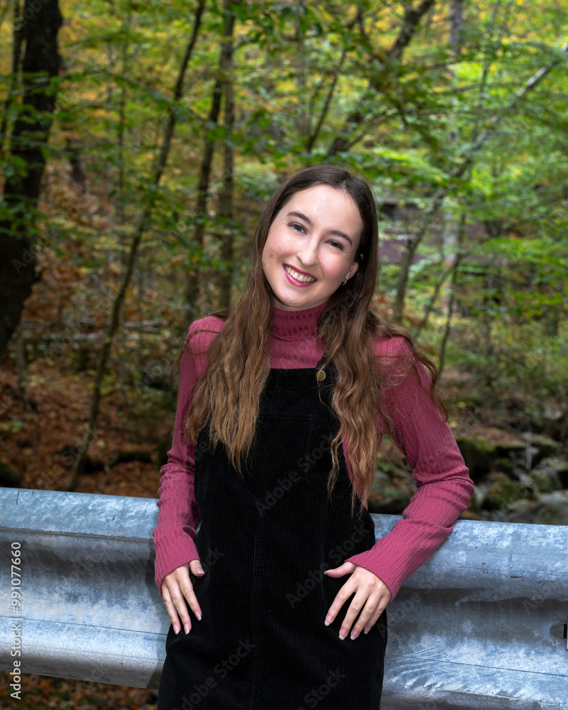 Obraz premium A young woman walking in the fall colors