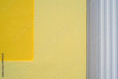 Dos tonos de amarillo en pared exterior